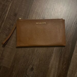 🌟SOLD🌟 Michael Kors wristlet